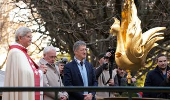 El arzobispo de París, Laurent Ulrich, el diseñador del gallo, arquitecto Philippe Villeneuve y el rsponsable de la empresa encargada de la reconstrucción de la catedral, Phillipe Jost, durante la bendición del gallo.