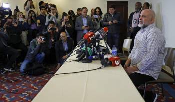 El exjefe de las paramilitares Autodefensas Unidas de Colombia (AUC) Salvatore Mancuso, asiste a una rueda de prensa, ayer, en Bogotá.
