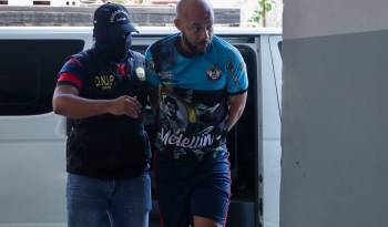 McFarlane a su llegada a la audiencia por imputación de cargos por la presunta comisión de delitos financieros y contra el orden económico.
