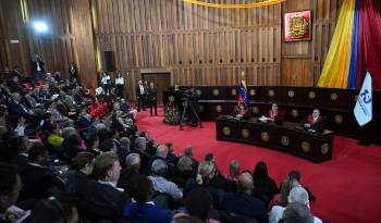 La presidenta del Tribunal Supremo de Justicia (TSJ) de Venezuela, Caryslia Rodríguez (C), pronuncia un comunicado del Tribunal Supremo de Venezuela sobre los resultados de las elecciones presidenciales.