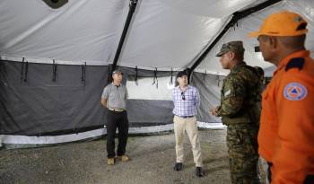 Las tiendas de acampar tienen capacidad para albergar a 16 personas y tienen las mismas características que las que usa el Ejército de EE.UU.