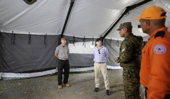 Las tiendas de acampar tienen capacidad para albergar a 16 personas y tienen las mismas características que las que usa el Ejército de EE.UU.