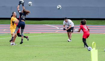 La Selección Femenina de Panamá en su último entrenamiento en el estadio Rommel Fernández antes de viajar a México.