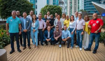 Mayer Mizrachi junto a los representantes de corregimiento electos del distrito de Panamá.