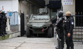 Fotografía de un vehículo blindado donde trasladan al exvicepresidente ecuatoriano Jorge Glas en Quito (Ecuador).