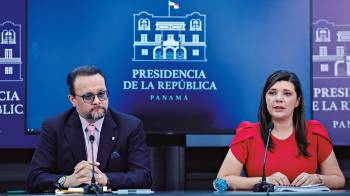 El ministro de Comercio e Industrias, Julio Moltó, y la ministra de Trabajo, Jackeline Muñoz.