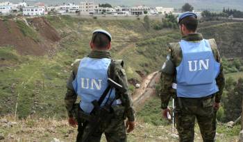 - Cascos azules españoles desplegados en Líbano comenzaron hoy a levantar una alambrada de espino en el sur de Líbano para cerrar un paso de trescientos metros entre Líbano e Israel utilizado por contrabandistas. En la foto, dos soldados españoles observan los trabajos que realizan decenas de militares españoles apoyados por máquinas excavadoras y en presencia de soldados libaneses y algunos cascos azules franceses, para colocar la valla en el límite de la localidad meridional de Ghayar, ocupada por Israel desde la guerra del verano de 2006.