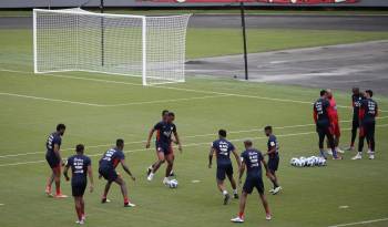 Jugadores de la selección de fútbol de mayores de Panamá participan en un entrenamiento, el 7 de junio de 2024, en el estadio Rommel Fernández en la Ciudad de Panamá (Panamá). Panamá disputará este domingo su segundo partido en las eliminatorias de la Copa Mundial FIFA 2026 que organizan EE.UU., México y Canadá, cuando se mida como visitante a Montserrat, un rival hasta ahora desconocido para los panameños, en un juego que tendrá como escenario el Estadio Nacional de Nicaragua.