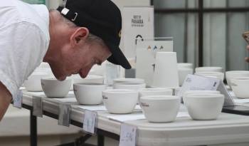 Un juez participa en la cata internacional 'Best of Panama', el 8 de junio de 2024, en Boquete.