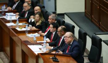 El funcionario compareció este jueves ante el pleno para responder un cuestionario ligado a los servicios de hemodiálisis.