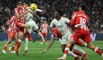 El delantero del Real Madrid Vinícius Jr. en el momento de marcar gol ante el Almería.