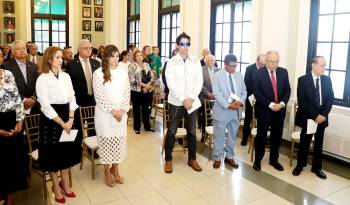 García entregó la medalla por sus aportes en materia profesional, científico, cultural y social.