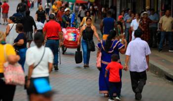 Personas caminan en las calles de la peatonal, en la Avenida Central, en la ciudad de Panamá, un país cuya tasa de desempleo total está en 7,4%, según la última encuesta de Mercado Laboral de agosto de 2023.