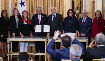 El presidente de la República, José Raúl Mulino, junto a representantes de los medios tras firmar la Declaración de Chapultepec.
