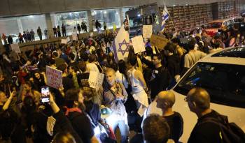 Familiares y partidarios de rehenes tomados cautivos por militantes palestinos en Gaza en octubre de 2023, bloquean una carretera pidiendo su liberación, en Tel Aviv, el 6 de mayo de 2024.