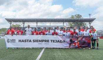 Jugadores del Tauro y Sporting San Miguelito le rindieron homenaje a Luis Tejada.