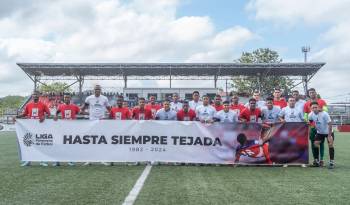 Jugadores del Tauro y Sporting San Miguelito le rindieron homenaje a Luis Tejada.