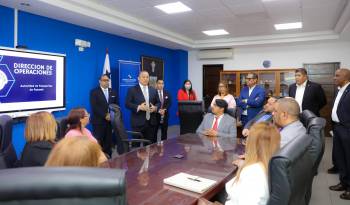 Luzcando fue recibida por el Administrador General encargado, Julián Pérez Lombardo; el ex Administrador General, Omar Ahumada y directores.