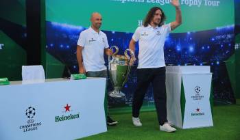 Javier Mascherano (izq.) y Carles Puyol (der.) con el trofeo de la UEFA Champions League.