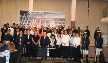 Jefes de servicios médicos acompañados de patronos del Santo Tomás.