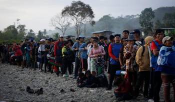 Los cientos de migrantes que a diario cruzan la selva fronteriza entre Panamá y Colombia llegan a comunidades indígenas panameñas.