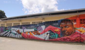 Mural dedicado a Luis Russell en calle primera, isla Colón.