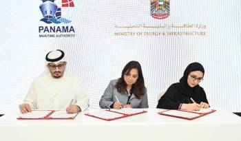 Momento en que los representantes de Panamá y de Emiratos Árabe Unidos firman el memorando de entendimiento.