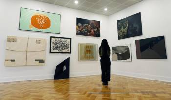 Foto de una mujer visitando el Museo de la Solidaridad Salvador Allende en Santiago (Chile).