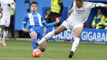 El centrocampista del Alavés Antonio Blanco (i) recibe una entrada por parte del delantero francés del Real Madrid Kylian Mbappé.