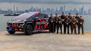 Unidades de la Policía Municipal junto al Cybertruck que utilizarán para los operativos y recorridos en la ciudad capital.