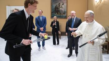 El papa León XIV (der.) recibe al tenista italiano Jannik Sinner en El Vaticano.