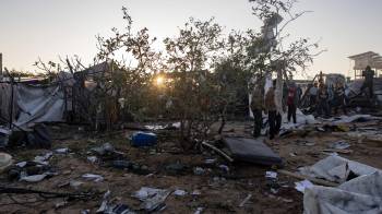 Imagen de archivo de palestinos inspeccionando los daños después de un ataque aéreo israelí dirigido a un campamento de personas desplazadas internas en el área de Al-Mawasi, al oeste de Jan Yunis, en el sur de la Franja de Gaza.