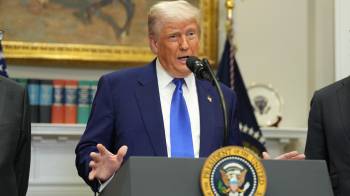 Fotografía de archivo del presidente de EE.UU., Donald J. Trump (C).
