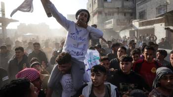 Un palestino ondea una bandera blanca durante una protesta contra Hamas, exigiendo el fin del genocidio y la guerra con Israel, en Beit Lahia, al norte de la Franja de Gaza
