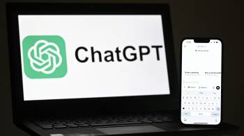 Una ilustración que muestra la apliación y la página web de ChatGPT.