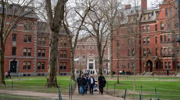 El veto a los estudiantes extranjeros se dio mediante la revocación a Harvard de la certificación del Programa de Estudiantes y Visitantes de Intercambio.