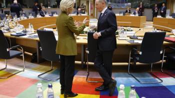 La presidenta de la Comisión Europea, Ursula von der Leyen, y el canciller alemán, Olaf Scholz, debaten durante una cumbre de la Unión Europea.