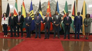 El ministro de Relaciones Exteriores de China, Wang Yi (centro), posa para una foto grupal con ministros de Relaciones Exteriores y representantes de los países del Caribe.