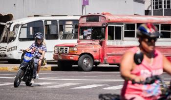 Fotografía de un autobús de servicio público el 4 de enero de 2024, en Caracas (Venezuela).