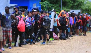 Largas filas tienen que hacer los migrantes una vez llegan a Lajas Blancas para pasar los controles que hacen las autoridades panameñas.