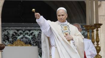 El papa León XIV dirige la Santa Misa para el comienzo del Pontificado, en la Plaza de San Pedro, en la Ciudad del Vaticano.