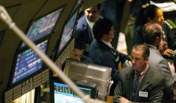 Un hombre observa el comportamiento de los indicadores en la Bolsa de Nueva York.