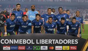 El futbolista panameño, Luís Mejía en el once titular del Nacional de Uruguay.
