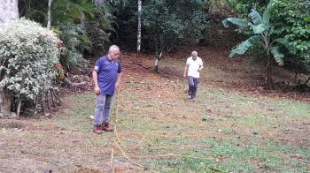 Los doctores Hernándezy Mojica realizan pruebas geofísicas en los alrededores de un pozo de aguas termales.