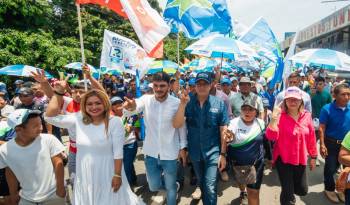 El abanderado presidencial del PP, recibió el respaldo de sus seguidores, quienes le acompañaron en una caminata por la vía principal de Changuinola.