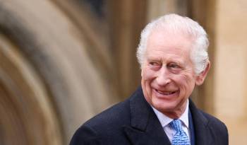 El rey Carlos III de Gran Bretaña reacciona al salir de la Capilla de San Jorge, en el Castillo de Windsor, después de asistir al Servicio de Pascua Mattins, el 31 de marzo de 2024.