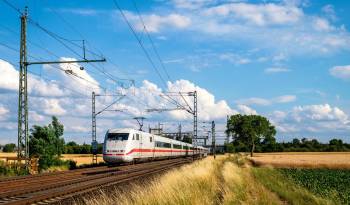 Luego de la experiencia de éxito nipona, Europa intenta emular dicho logro y popularizar los trenes de alta velocidad, siendo una realidad no sólo para la movilidad regional sino entre países debido a su geografía.