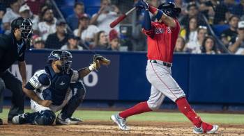 Marcelo Mayer de Medias Rojas de Boston batea en un juego de pretemporada previo al inicio de la Temporada 2025 entre Boston Red Sox y Sultanes de Monterrey.