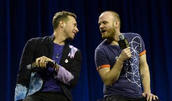 En la imagen de archivo, el vocalista de Coldplay, Chris Martin y su guitarrista, Jonny Buckland.