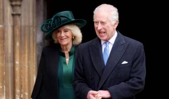 El rey Carlos III y la reina Camilla saliendo de la Capilla de San Jorge, en el Castillo de Windsor, después de asistir al Servicio de Pascua Mattins, el 31 de marzo de 2024.